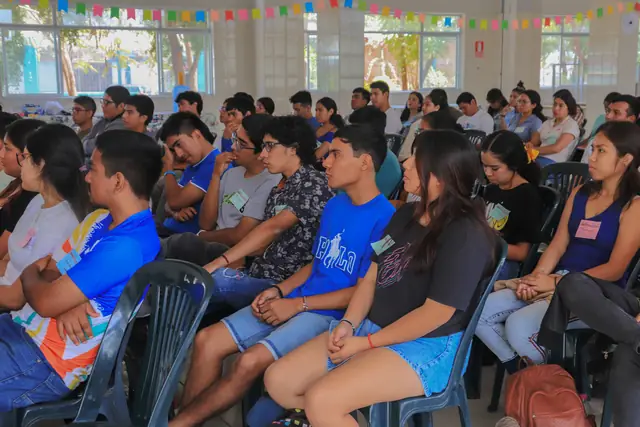 Jóvenes en una actividad grupal