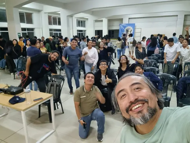 Animador con jóvenes en un auditorio