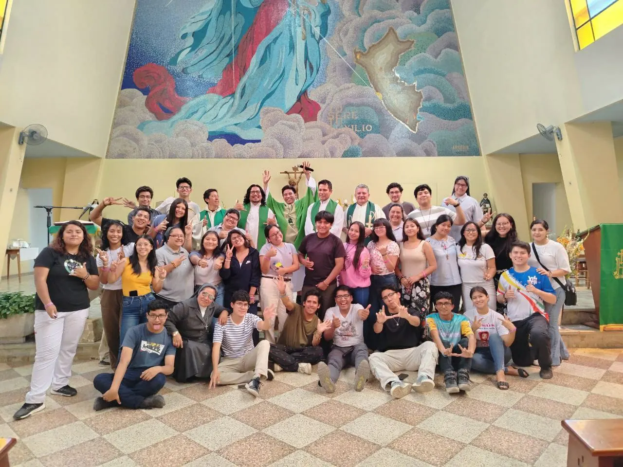 Jóvenes y salesianos reunidos en un encuentro vocacional
