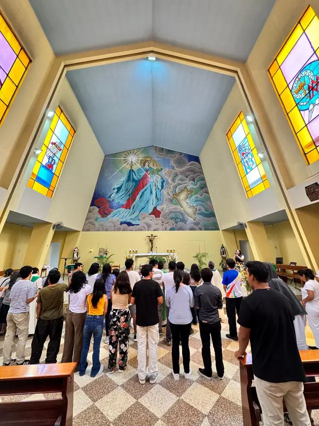 Jóvenes y salesianos en la capilla